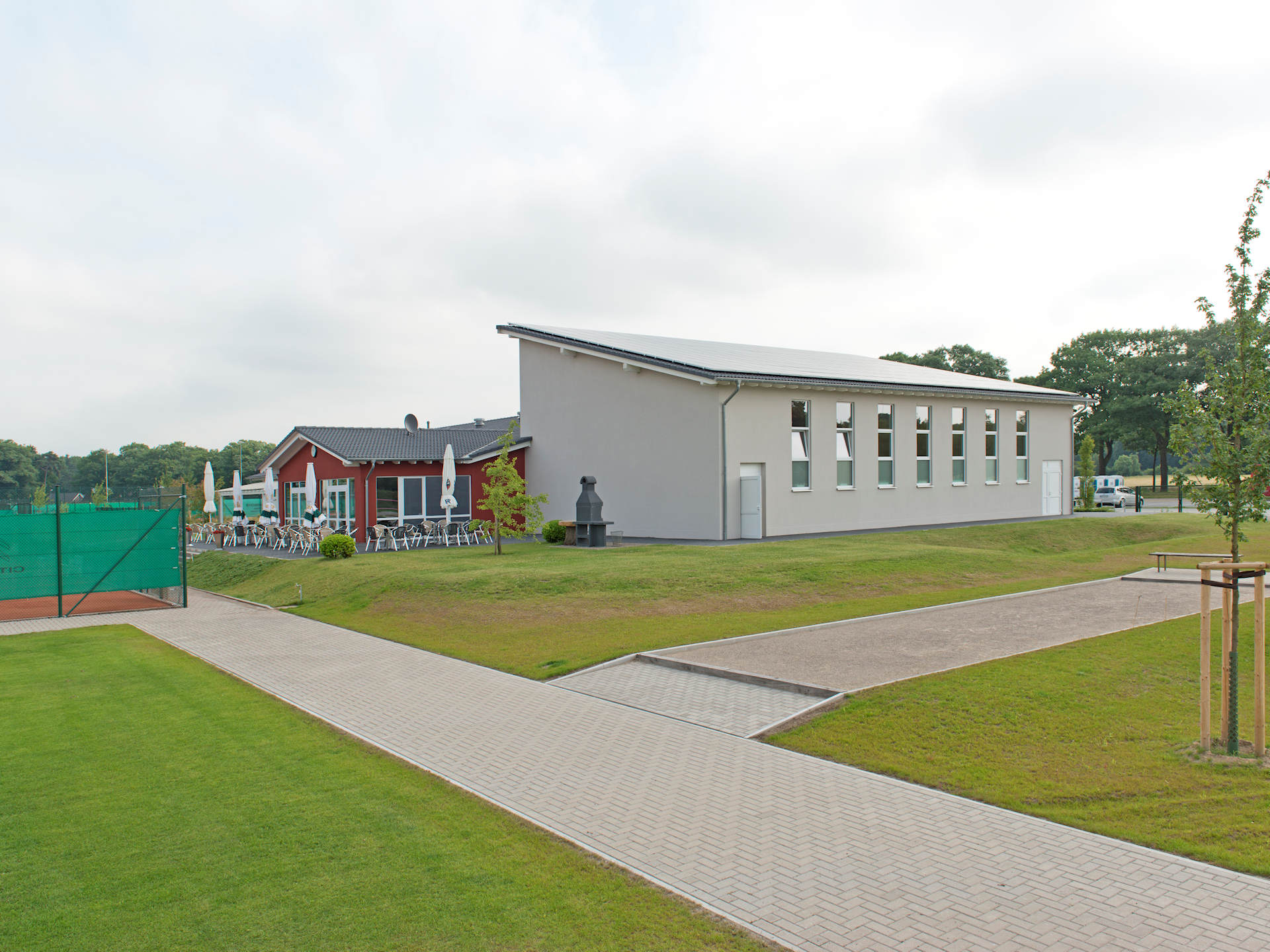 Sportanlage mit Halle, Sanitäranlage und Clubraum von Kampshoff GmbH