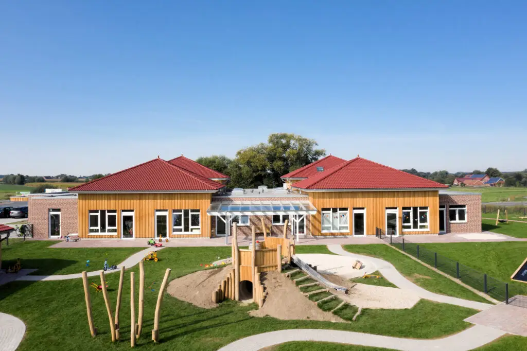 KiTa in Borken mit Holzfassade und Klinkerfassade Holzbauweise