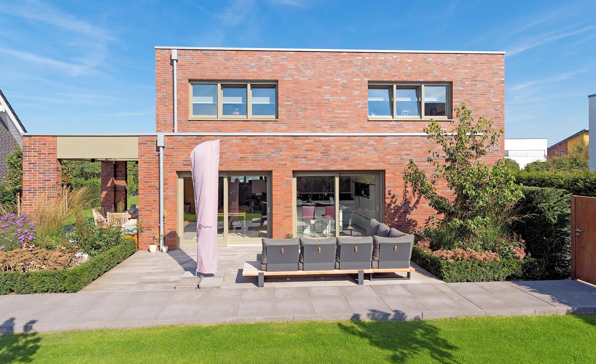 modernes Holzhaus mit Kinkerfassade, 2-geschossig, Terrasse