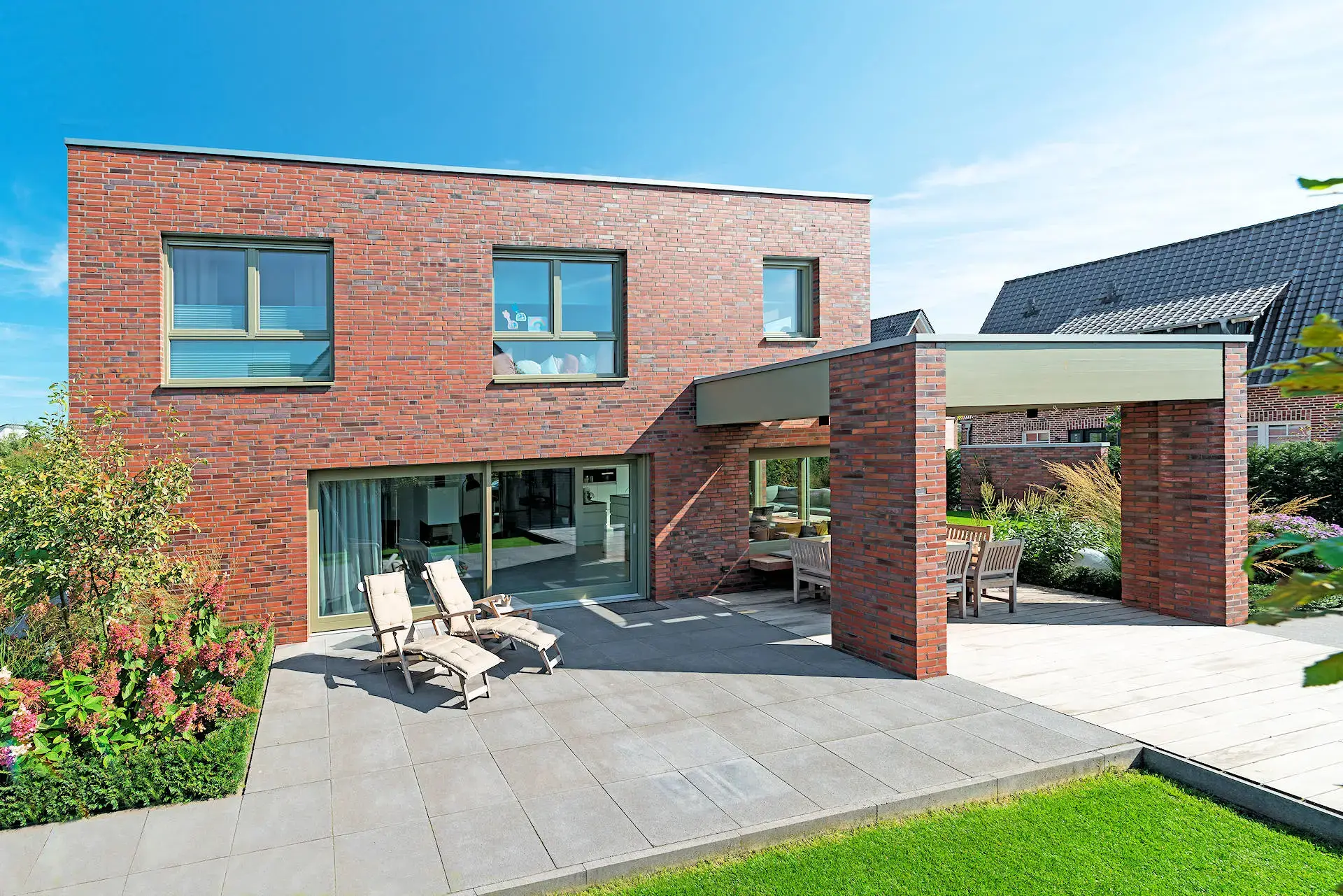 modernes Holzhaus mit Kinkerfassade, 2-geschossig, Terrassenüberdachung