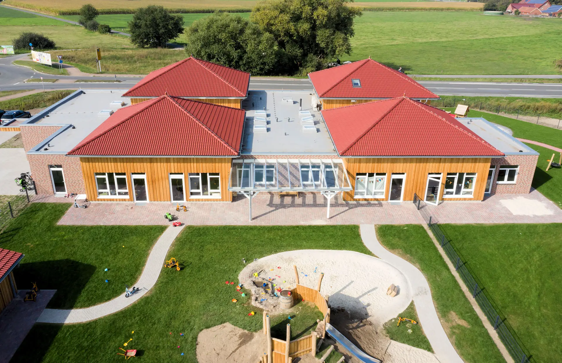 KiTa in Borken mit Holzfassade und Klinkerfassade Holzbauweise