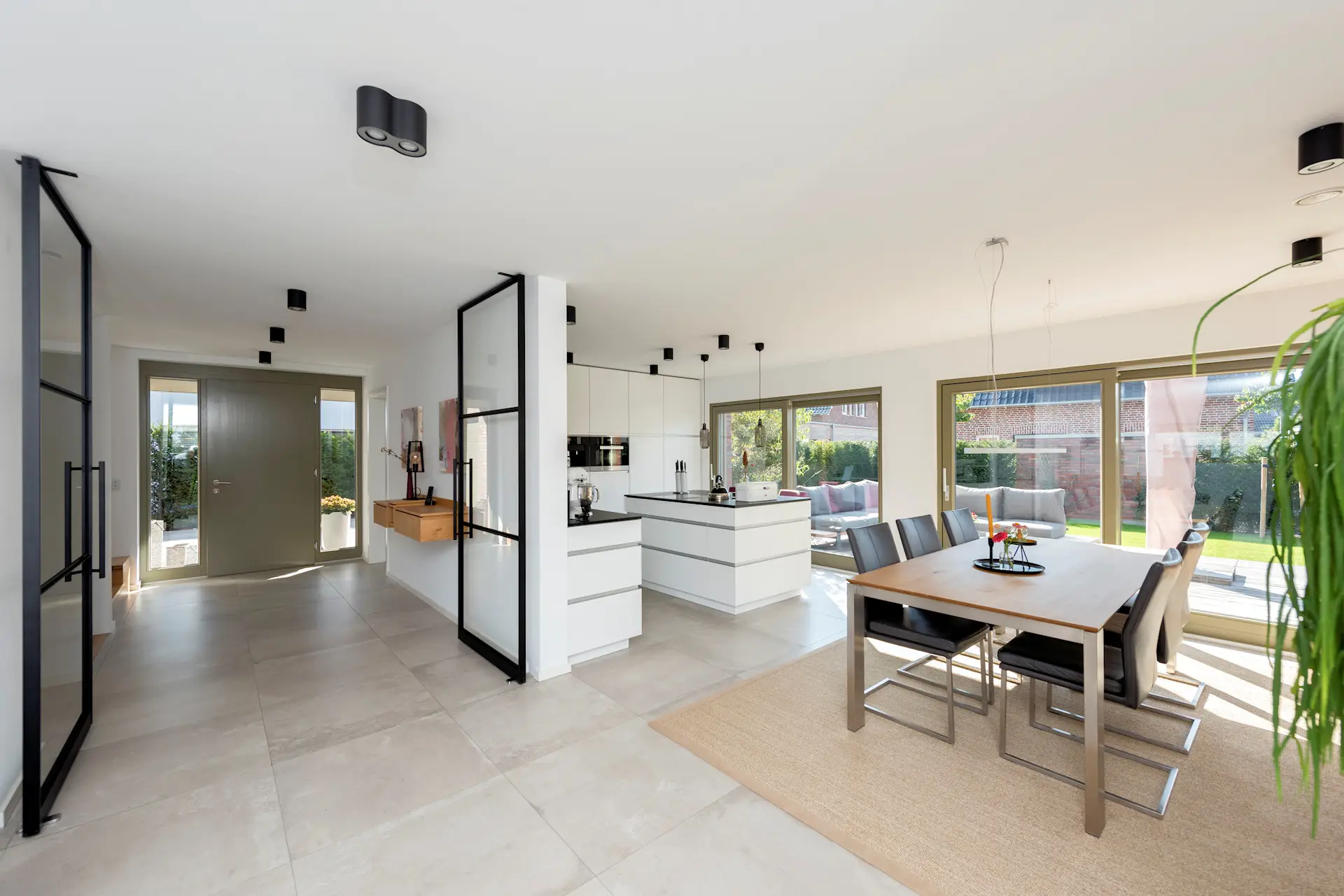 modernes Holzhaus, 2-geschossig, bodentiefe Fensteranlagen