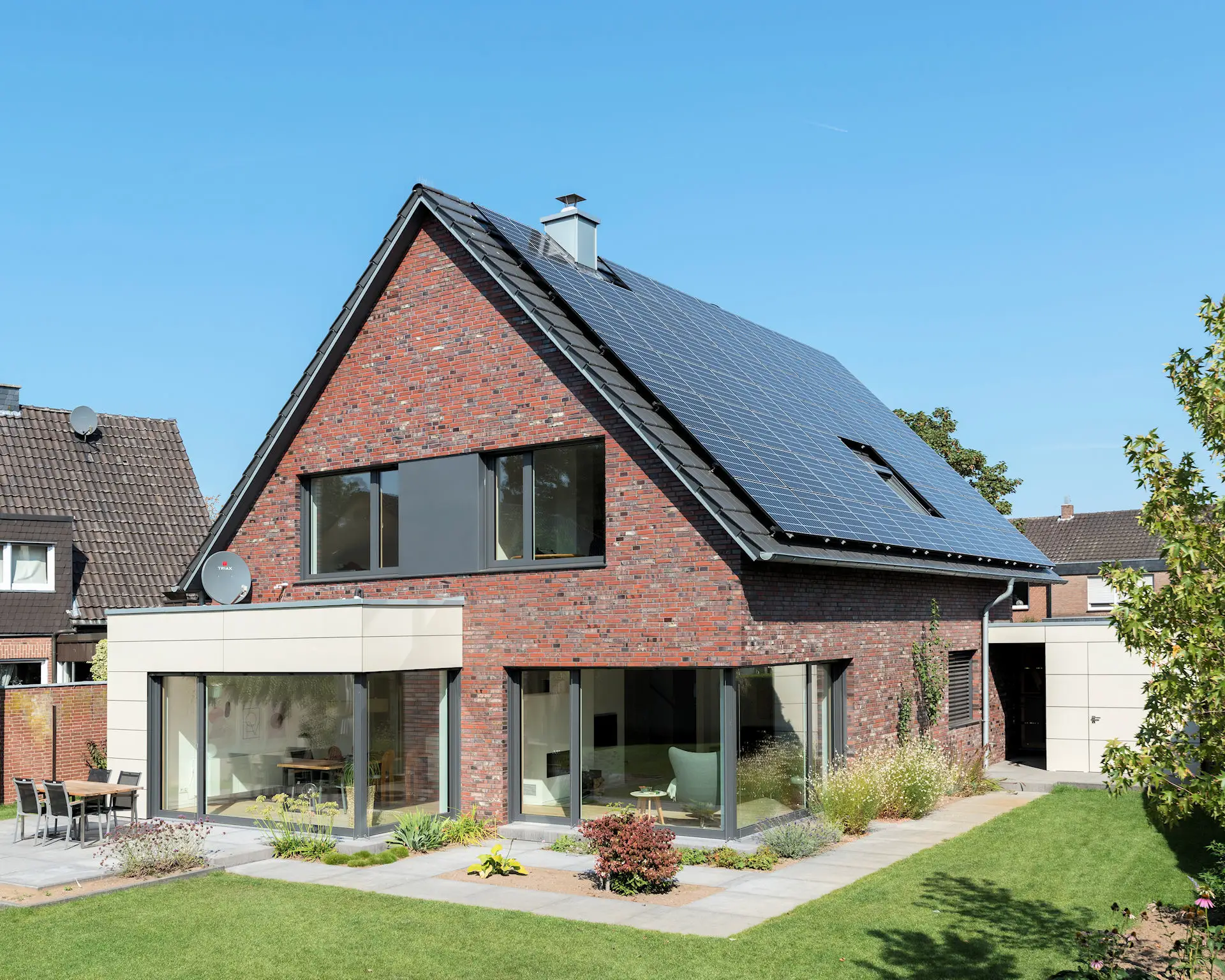 modernes Holzhaus mit Klinkerfassade