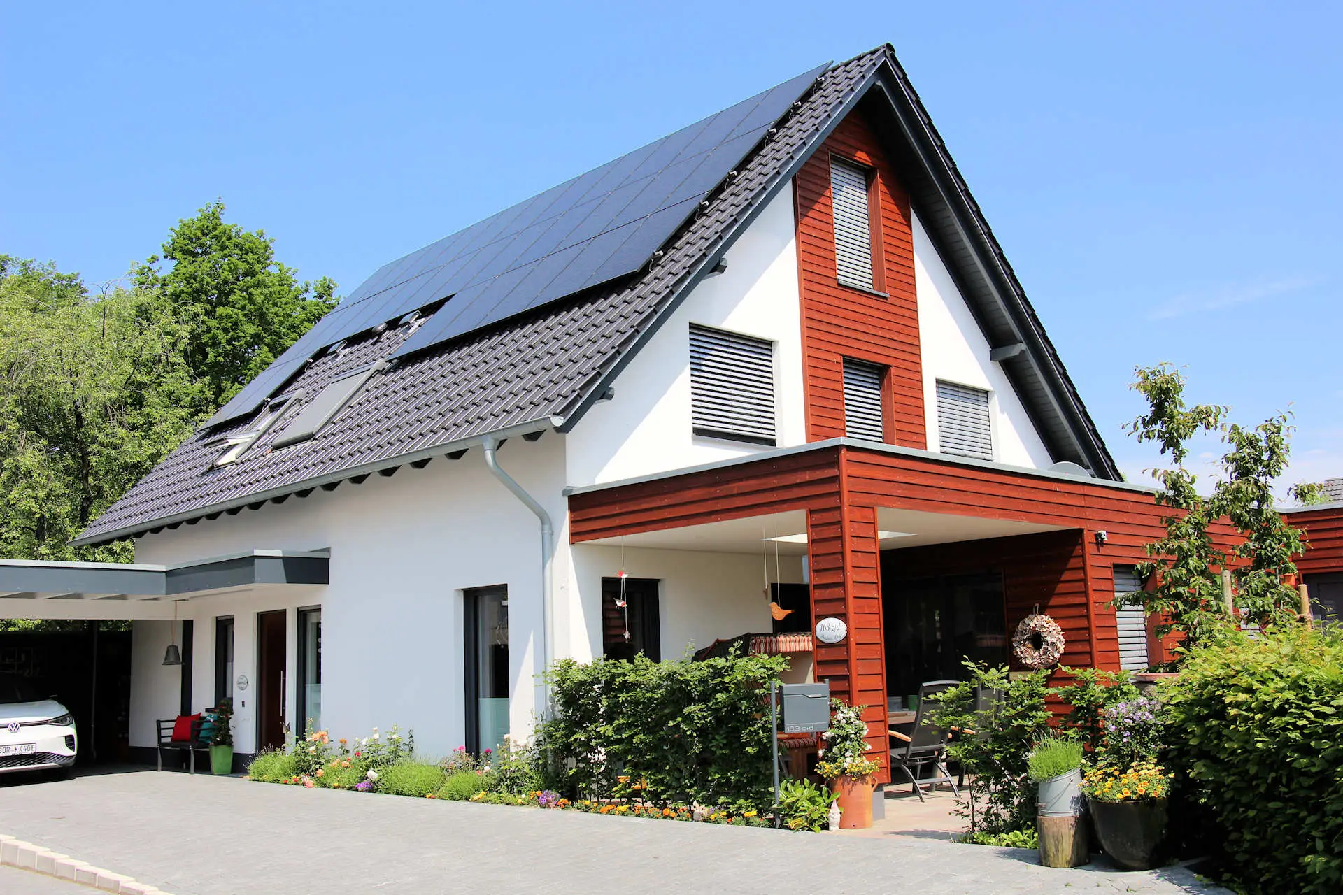 individuelles Wohnhaus mit Satteldach, Terrassenüberdachung
