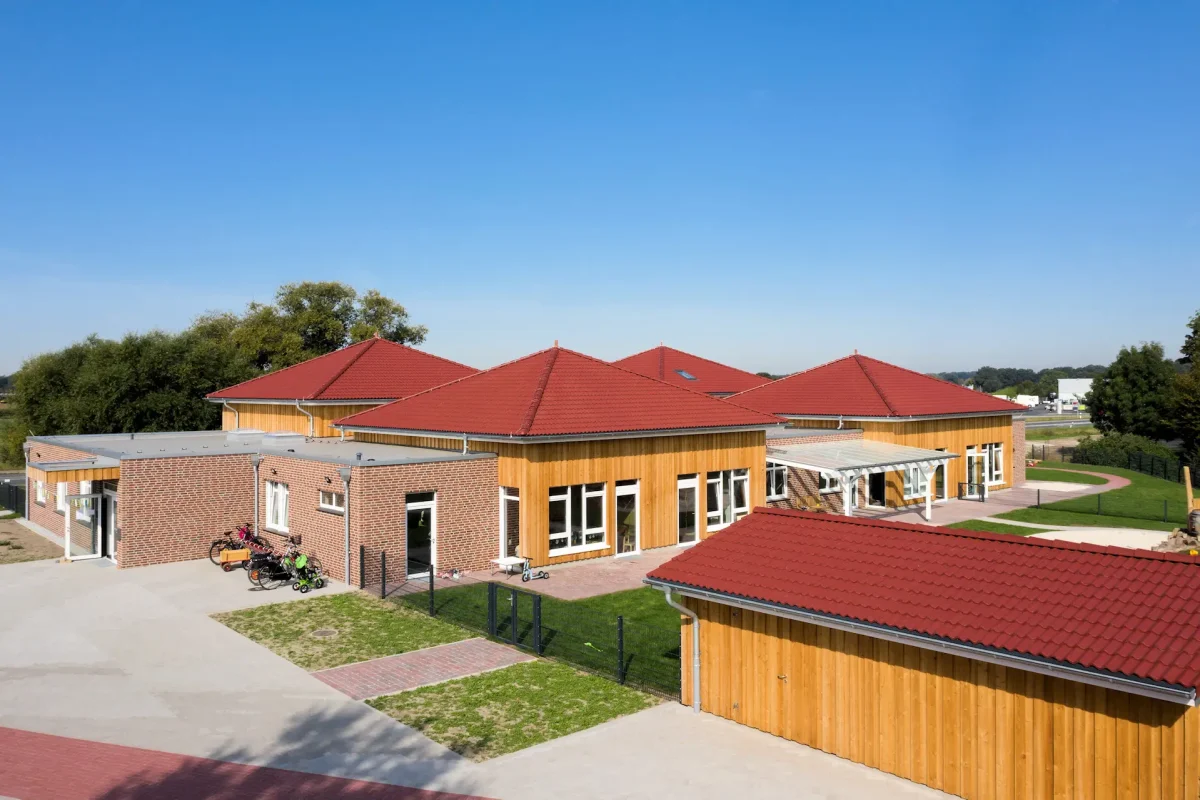 KiTa in Borken mit Holzfassade und Klinkerfassade Holzbauweise