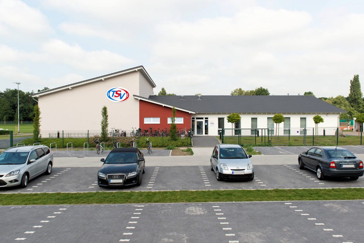 Sportanlage mit Halle, Sanitäranlage und Clubraum von Kampshoff GmbH