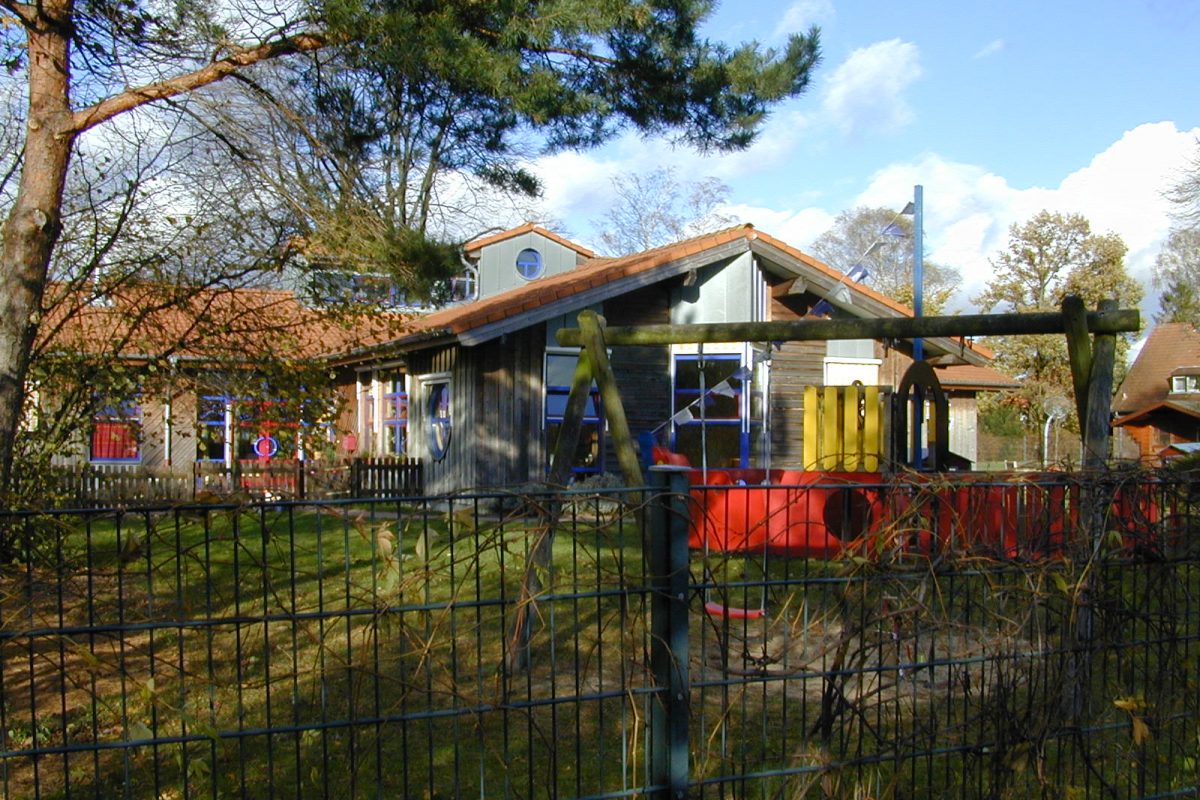Kindertagesstätte in Holzbauweise vergraute Holzfassade
